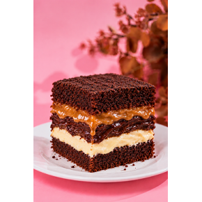 FATIA DE BOLO GELADO DE CHOCOLATE COM MOUSSE DE NINHO, BRIGADEIRO MEIO AMARGO E CARAMELO SALGADO