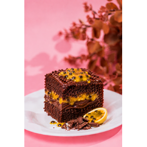 FATIA BOLO GELADO MARACUJA COM CHOCOLATE MEIO AMARGO