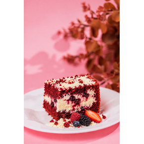 FATIA BOLO GELADO RED VELVET COM NINHO E FRUTAS VERMELHAS