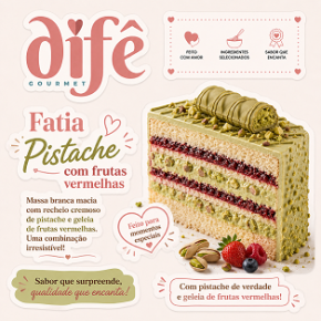 Fatia de bolo Pistache com frutas vermelhas- Calda extra de Ninho