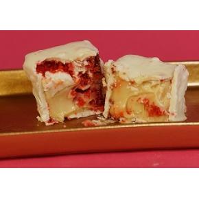 Bolo bombom red velvet ninho com frutas vermelhas