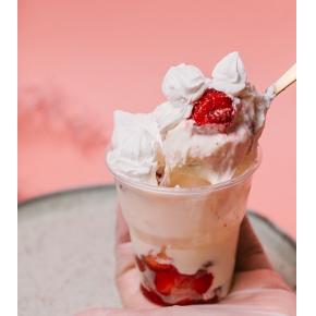 Copo da Felicidade - Merengue de morango com suspiro