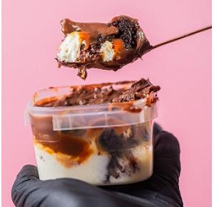 Tortinha de brownie com caramelo salgado, chocolate e ninho