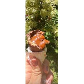 Cone trufado de caramelo salgado com castanha caramelizada