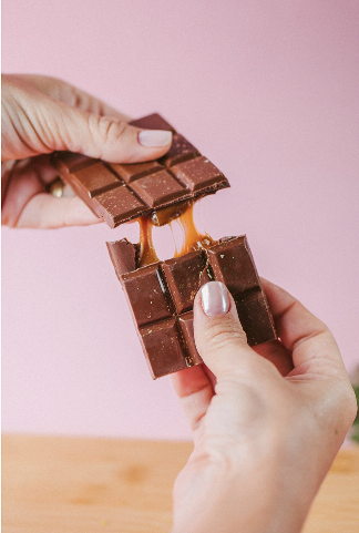 Barrinha de chocolate com caramelo salgado